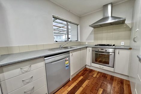 Photo of property in 4 Fernhaven Place, Massey, Auckland, 0614
