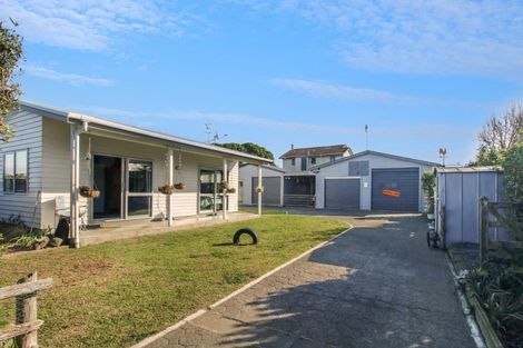 Photo of property in 11 Low Avenue, Foxton Beach, Foxton, 4815