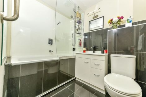 Photo of property in 18 Grassmere Road, Henderson Valley, Auckland, 0612