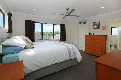 Photo of property in 17 Reybert Place, Massey, Auckland, 0614