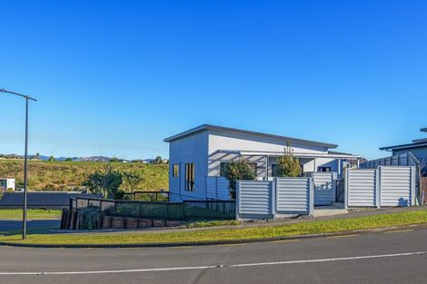 Photo of property in 1 Vaucluse Heights, Fitzherbert, Palmerston North, 4410