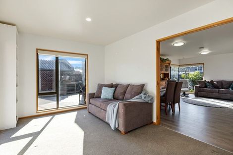 Photo of property in 8 Brockhall Lane, Avonhead, Christchurch, 8042
