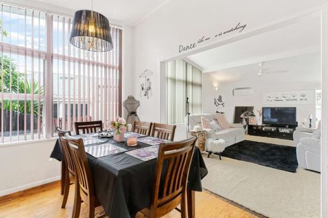 Photo of property in 10 Clendon Place, Manurewa, Auckland, 2102