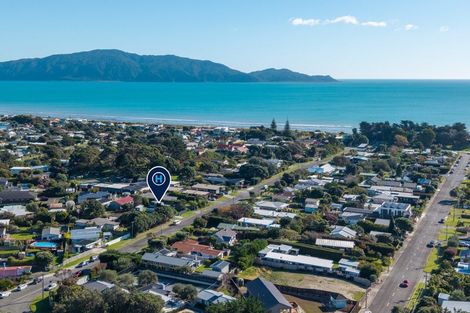 Photo of property in 30 Rangihiroa Street, Waikanae Beach, Waikanae, 5036