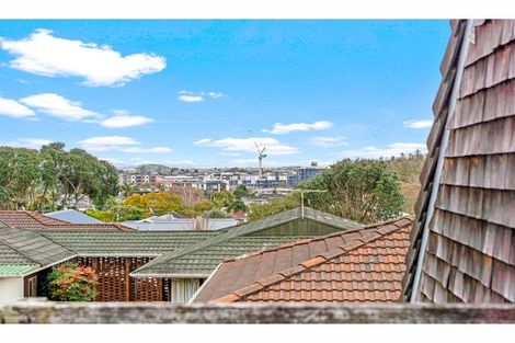 Photo of property in 2/58 Hillcrest Avenue, Hillcrest, Auckland, 0627