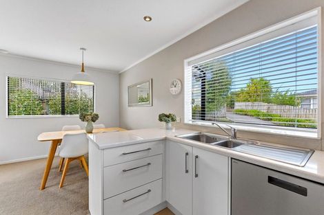 Photo of property in 2/13 Heather Place, Sunnynook, Auckland, 0620
