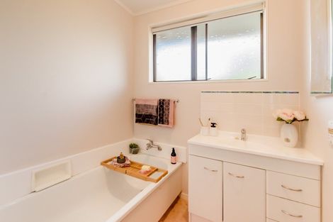 Photo of property in 3 Matai Street, Waikanae, 5036