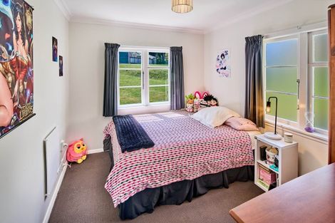 Photo of property in 2 Kereru Bend, Tawa, Wellington, 5028