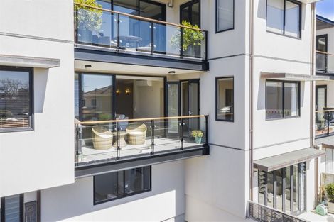 Photo of property in 2a/7 Frieston Road, Milford, Auckland, 0620