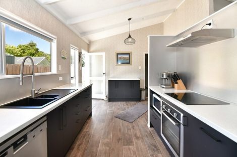 Photo of property in 6 Hand Road, Helensville, 0800