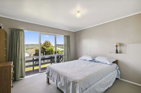 Photo of property in 23 Griffiths Grove, Newlands, Wellington, 6037