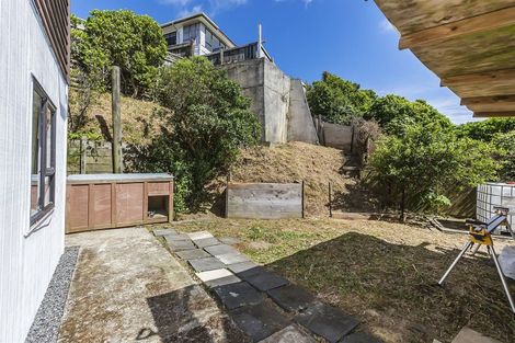 Photo of property in 16b Fernhaven Grove, Newlands, Wellington, 6037