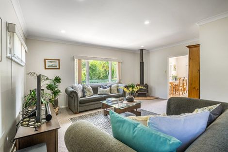 Photo of property in 16 Deane Avenue, Titirangi, Auckland, 0604