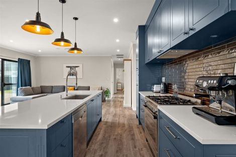 Photo of property in 2 Madden Avenue, Kumeu, 0810