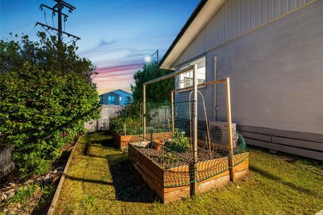 Photo of property in 2 Katrina Place, Massey, Auckland, 0614