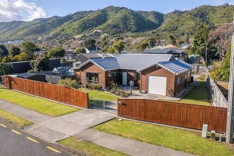 Photo of property in 19 Pehi Kupa Street, Waikanae, 5036