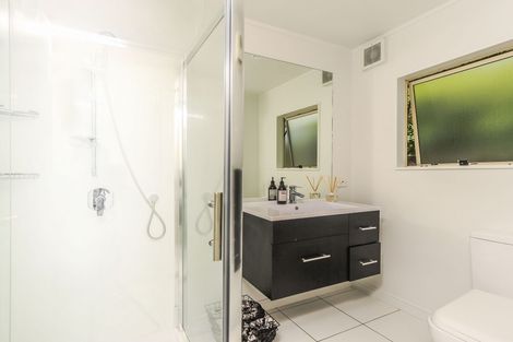 Photo of property in 17a Highland Avenue, Titirangi, Auckland, 0604