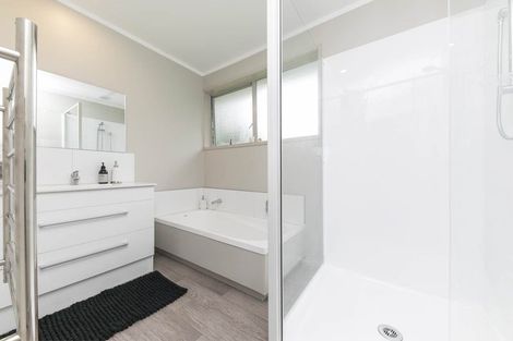 Photo of property in 35 Kemp Road, Massey, Auckland, 0614