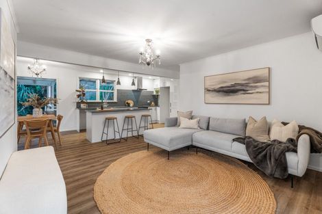Photo of property in 42 Lauderdale Road, Birkdale, Auckland, 0626