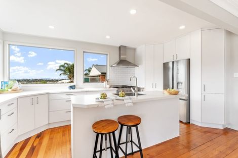 Photo of property in 12 Tawhana Crescent, Red Beach, 0932