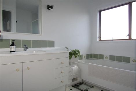 Photo of property in 2/68 Glamorgan Drive, Torbay, Auckland, 0630