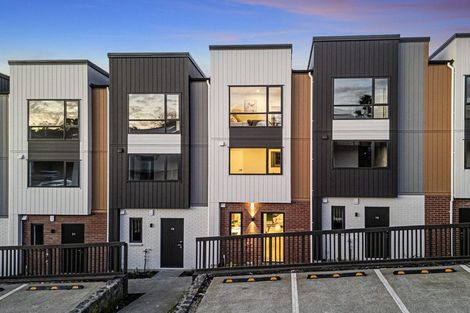 Photo of property in 17 Don Oliver Lane, Glen Eden, 0602