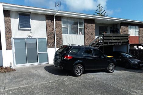 Photo of property in 2/4210a Great North Road, Glendene, Auckland, 0602