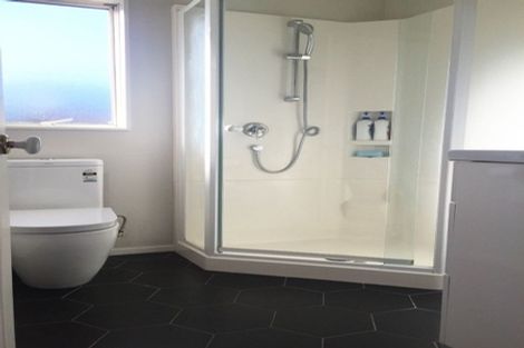 Photo of property in 18 Lorikeet Place, Unsworth Heights, Auckland, 0632