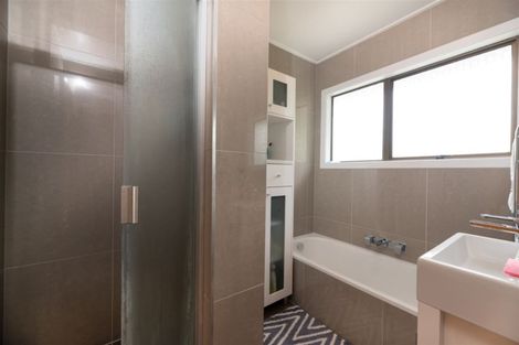 Photo of property in 92 Kemp Road, Massey, Auckland, 0614