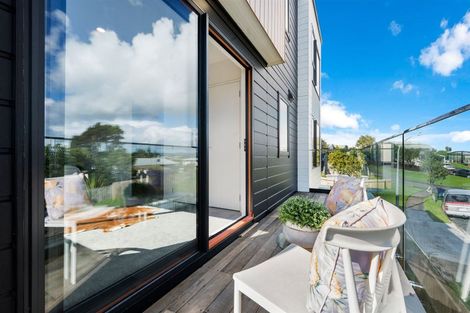 Photo of property in 4a Flaunty Place, West Harbour, Auckland, 0618