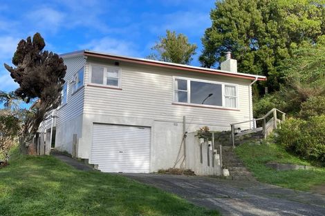 Photo of property in 9 Bellringer Crescent, Newlands, Wellington, 6037