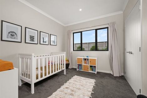 Photo of property in 2 Madden Avenue, Kumeu, 0810
