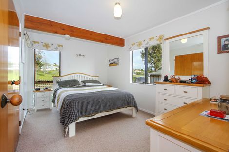 Photo of property in 2/28 Fairdale Place, Birkdale, Auckland, 0626