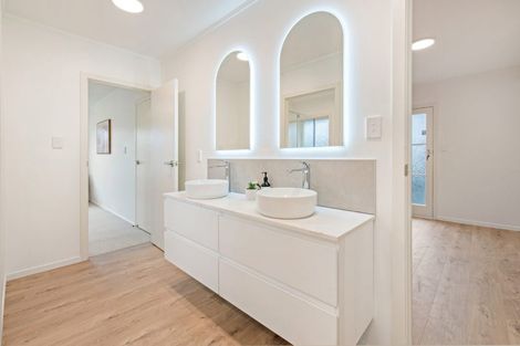 Photo of property in 42 Ray Small Drive, Pahurehure, Papakura, 2113