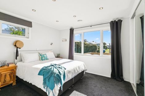Photo of property in 9 Balmain Street, Newlands, Wellington, 6037