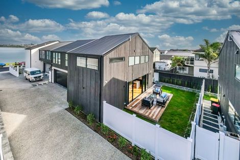 Photo of property in 15a The Parade, Bucklands Beach, Auckland, 2012