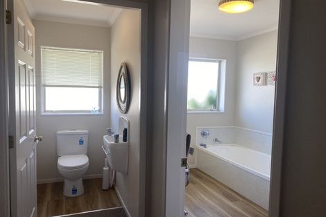 Photo of property in 33 Blue Heron Rise, Stanmore Bay, Whangaparaoa, 0932