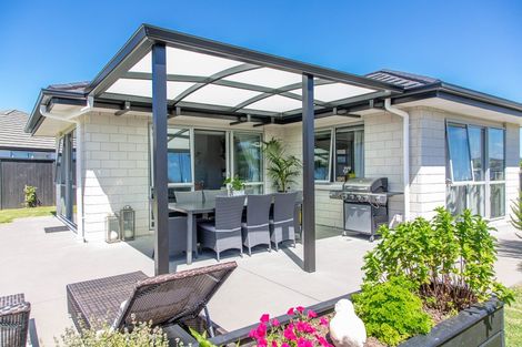 Photo of property in 2 Oscar Place, Whitianga, 3510