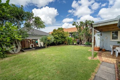 Photo of property in 1/6 Shakespeare Road, Milford, Auckland, 0620