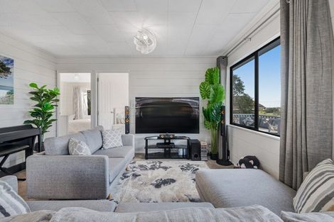 Photo of property in 57a Wade River Road, Stanmore Bay, Whangaparaoa, 0932