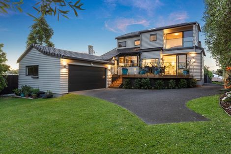 Photo of property in 2/9 Folkestone Street, Murrays Bay, Auckland, 0630