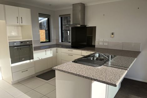 Photo of property in 20 Roberts Road, Matakatia, Whangaparaoa, 0930