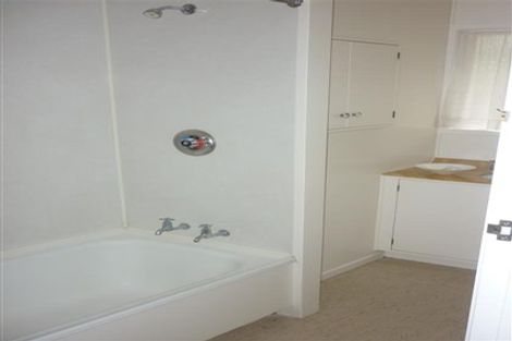 Photo of property in 3/2 Longbill Place, Glendene, Auckland, 0602