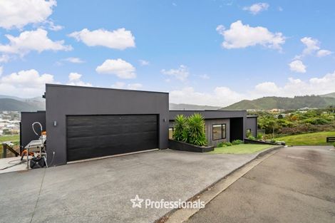 Photo of property in 37 Percy Kinsman Crescent, Riverstone Terraces, Upper Hutt, 5018