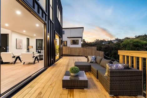 Photo of property in 16 Mcmenamin Place, Fairview Heights, Auckland, 0632