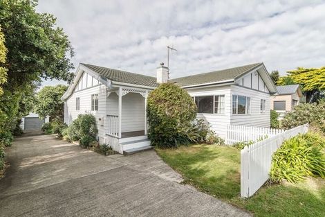 Photo of property in 111 Seaview Road, Paraparaumu Beach, Paraparaumu, 5032