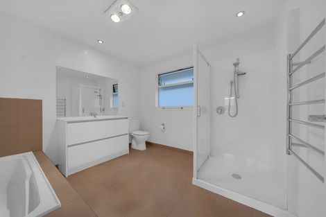 Photo of property in 10 Sapperton Drive, Henderson, Auckland, 0612