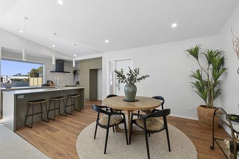 Photo of property in 52 Wairau Road, Oakura, 4314