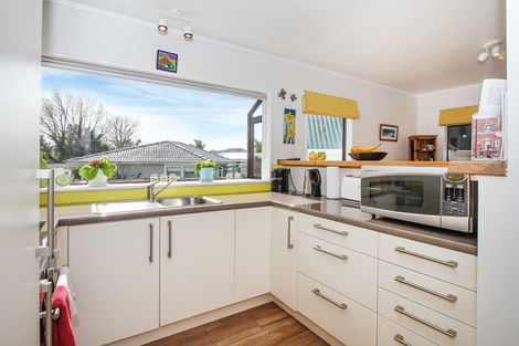 Photo of property in 2/28 Fairdale Place, Birkdale, Auckland, 0626