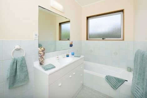 Photo of property in 3 Moera Place, Stanmore Bay, Whangaparaoa, 0932
